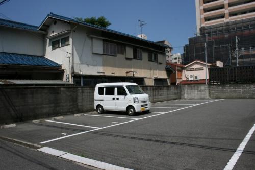 家の前には大きな駐車場もあります。