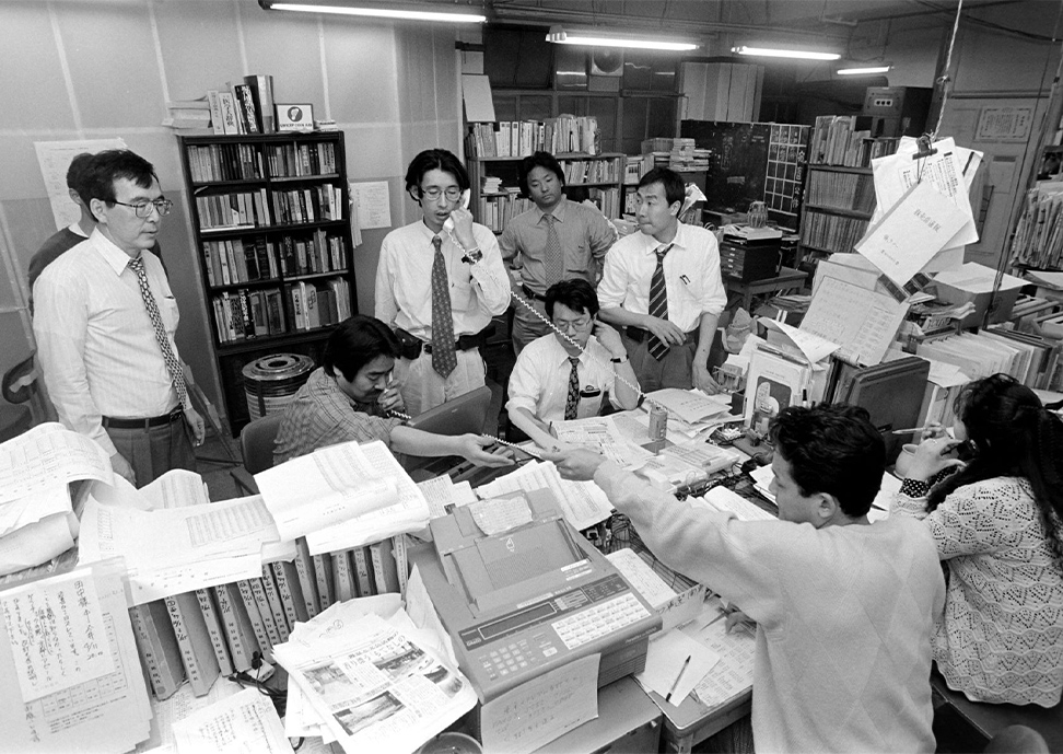 1998年4月12日京都府知事選投開票日。提供:毎日新聞社 撮影:中山和弘氏