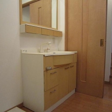 ワイドな鏡を備えた洗面化粧台
