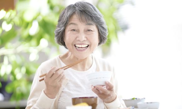 ご飯を思い切り食べている画像